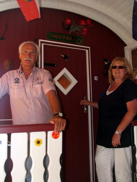 Familie Ochs mit "Tante Paula" dem Bauwagen. Foto: Nolte, HNA