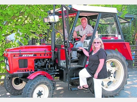 Auffallend knallig: Das neue Rot lässt den Traktor der Marke „Zetor“ 5011 im neuen Glanz erstrahlen. Der Beifahrersitz für Barbara Ochs wurde zusätzlich eingebaut, damit sie ihren Mann auf der großen Europatour auch begleiten und ihm assistieren kann. Foto: Nolte, HNA