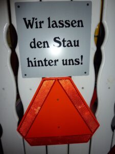Warnung an alle jungen Elchbullen: "lasst Tante Paula bitte in Ruhe!" Damit kein übermütiger Elchbulle "Tante Paula" zu nahe kommt...