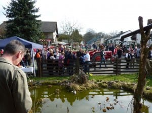 Einfach überwältigend... etwa 140 Gäste verabschiedeten sich am 3. April von den zukünftigen "Weltenbummlern"