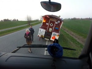 Barbaras Blick aus dem warmen Führerhaus des Abschleppers. Sie beobachtet Bente Thomsen und Sören Karstoft