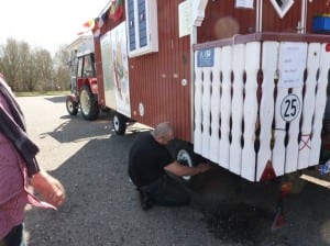 Der Chef der Werkstatt legt Hand an die Radmuttern