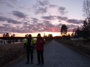 Spaziergang gegen 23 Uhr in der Walpurgisnacht im Dorf "Raftälven"