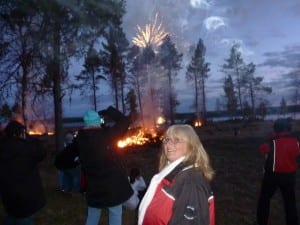 "Hexenfeuer" und Feuerwerk in der Walpurgisnacht am See