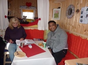 Unser Nachbar, ein Eritreer macht uns seine Aufwartung Unser Nachbar, ein Eritreer macht uns seine Aufwartung