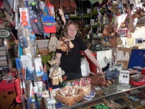 Björn Thunborg, der smarte Schüler aus "Porjus" in seinem Kramladen Björn Thunborg, der smarte Schüler aus "Porjus" in seinem Kramladen