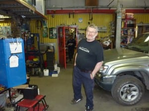 Unser hilfsbereiter Gunnar in der Boschwerkstatt Unser hilfsbereiter Gunnar in der Boschwerkstatt
