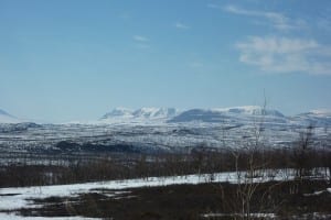 Grandioser Ausblick auf die Berge /Schnappschuss während der Fahrt