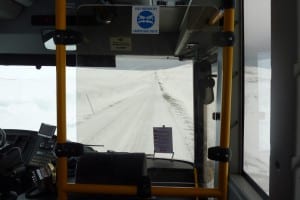 Busfahrt auf total vereister Fahrbahn, 9 Prozent Gefälle, kurz vor dem Gipfel Busfahrt auf total vereister Fahrbahn, 9 Prozent Gefälle, kurz vor dem Gipfel
