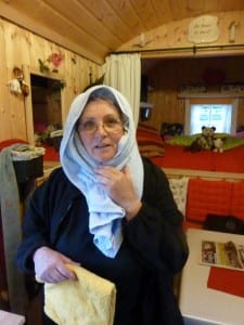 Nur mit Haaren, rein und frisch, geht...die brave Frau zu Tisch ! Nur mit Haaren, rein und frisch, geht...die brave Frau zu Tisch !
