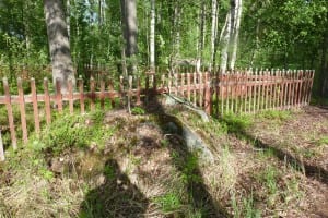 Zäune werden um Felsen herum gezogen