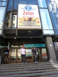 Vor der "berüchtigten" Zetor-Bar Vor der "berüchtigten" Zetor-Bar