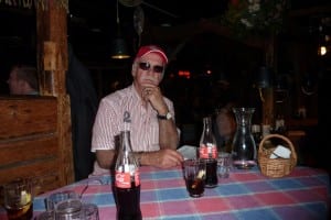 Wir warten auf das bestellte Mittagessen in der Zetor-Bar bei Rockmusik Wir warten auf das bestellte Mittagessen in der Zetor-Bar bei Rockmusik