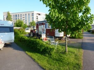 Mitten in der Hauptstadt, 3 Gehminuten von der "Metro" unser Standplatz