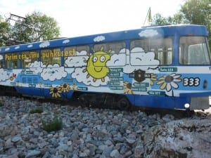 Auf dem Campingplatz steht sogar eine ausrangierte Straßenbahn