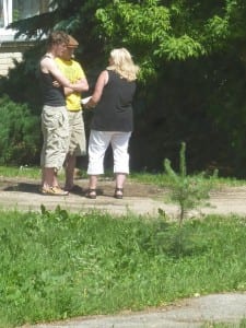 Barbara befragt vergebens litauische Bauern nach dem nächsten Campingplatz