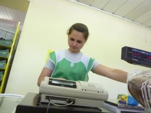Verkäuferin in einem "Tante Emma-Laden in einem litauischen Dörflein Verkäuferin in einem "Tante Emma-Laden in einem litauischen Dörflein