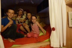 Unser "Himmelbett" hat's den litauischen Kindern angetan