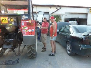 Birnenaustausch vor der Werkstatt von "Miroslaw Nartowski" in "Szluchow"