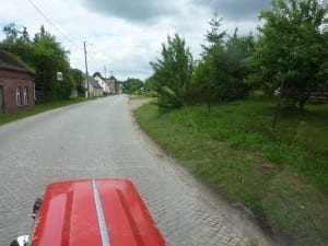 Einfahrt in ein altes, westpommersches Dorf mit einem hübschen Kopfsteinpflaster Einfahrt in ein altes, westpommersches Dorf mit einem hübschen Kopfsteinpflaster