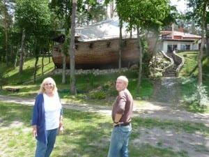 Vor dem Luxushotel "Marina" das Restaurant "Arche Noah" von der Seeseite aus