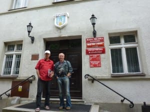 Vor dem Rathaus in "Czaplinek"