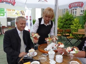 Der Bürgermeister bestellt einen leckeren Eisbecher für uns alle