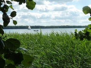 Segel- und Fischerboote ziehen ruhig über den See