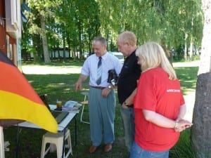 Der Bürgermeister zeigt uns, wie man den Beitrag vom polnischen Fernsehen auf den Laptop bekommt