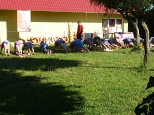 Die polnischen Rettungsschwimmerschüler beim Abendappell mit ihrem Trainer