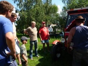 Die ganze Landmaschinenreparaturwerkstattgroßfamilie übergibt uns stolz den reanimierten Zetor vor dem Werkstatttor