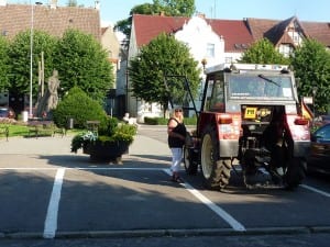 Links im Hintergrund das Czaplineker Rathaus