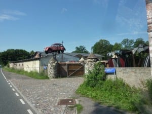 Eine ganz besondere Hebebühne einer Autoreparaturwerkstatt Eine ganz besondere Hebebühne einer Autoreparaturwerkstatt