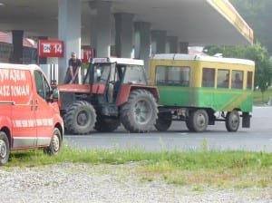 Der polnische Großbauer bringt im Mannschaftswagen seine Landarbeiter raus aufs Feld