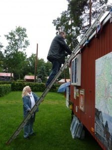 Detlef versucht, mit einer geborgten Leiter unsere Dachrinne zu reparieren Detlef versucht, mit einer geborgten Leiter unsere Dachrinne zu reparieren
