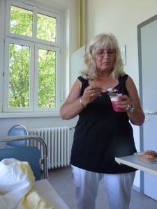 Barbara "vergreift" sich an meinem Nachtisch