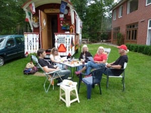 Endlich wieder "Zuhause." Mario und seine Lebnsgefährtin Tanja frühstücken mit Uschi, meiner Schwägerin, meinem Bruder und Barbara Samstagfrüh im Freien