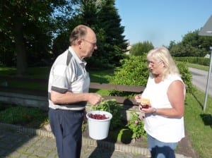 Klaus Gabel, mein netter Zimmernachbar im Klinikum Kyritz überreicht uns als "Wegzehrung" einen Eimer frischgepflückte Schattenmorellen