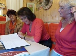 Maria Saris und ihre Freundin Antoinette besuchen uns in "Beers" am Stellplatz Maria Saris und ihre Freundin Antoinette besuchen uns in "Beers" am Stellplatz