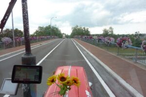 Belgien empfängt uns zwar sehr nass, dafür aber mit reichlich Blumen Belgien empfängt uns zwar sehr nass, dafür aber mit reichlich Blumen