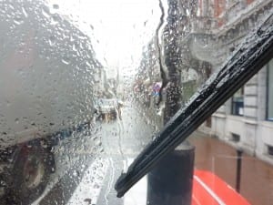 So "viel" sieht Barbara, wenn es stark regnet durch die Windschutzscheibe So "viel" sieht Barbara, wenn es stark regnet durch die Windschutzscheibe