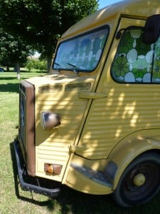 Ein holländisches Paar macht Zwischenstation auf dem Weg nach Hause von einem Europatreffen mit Citroen-Oldtimern