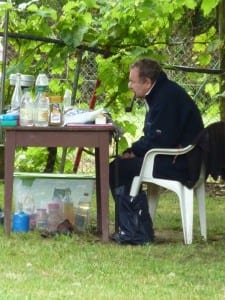 Dieser betagte Franzose, unser Nachbar, versteht es zu leben Dieser betagte Franzose, unser Nachbar, versteht es zu leben
