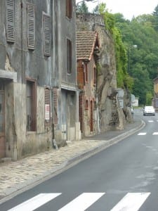 Malerische Winkel im tiefen Tal eines uralten Dorfes