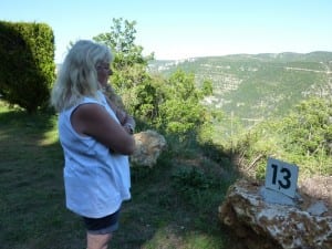 Skeptischer Blick vom Campingplatz in die Schluchten des "Tarn"