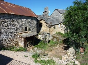 Dorfansicht - Die Dächer sind teilweise mit Feldsteinen gedeckt