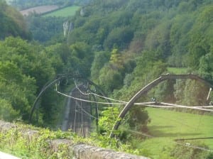 Auch die Bahn hat's mitunter schwer, sich durchs Gebirge zu wurschteln Auch die Bahn hat's mitunter schwer, sich durchs Gebirge zu wurschteln