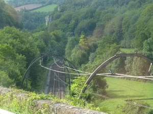 Auch die Bahn hat's mitunter schwer, sich durchs Gebirge zu wurschteln