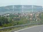 Die höchste Autobahnbrücke der Welt befindet sich hinter "Millau", der Handschuhmacherstadt