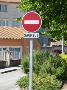 Hier dürfen nur Busse parken, die wenig Sprit brauchen, oder? Hier dürfen nur Busse parken, die wenig Sprit brauchen, oder?